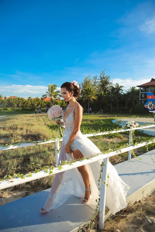 Cô dâu Hà Anh gợi cảm bước vào địa điểm tổ chức Quatrian shbet hiện đang mở.